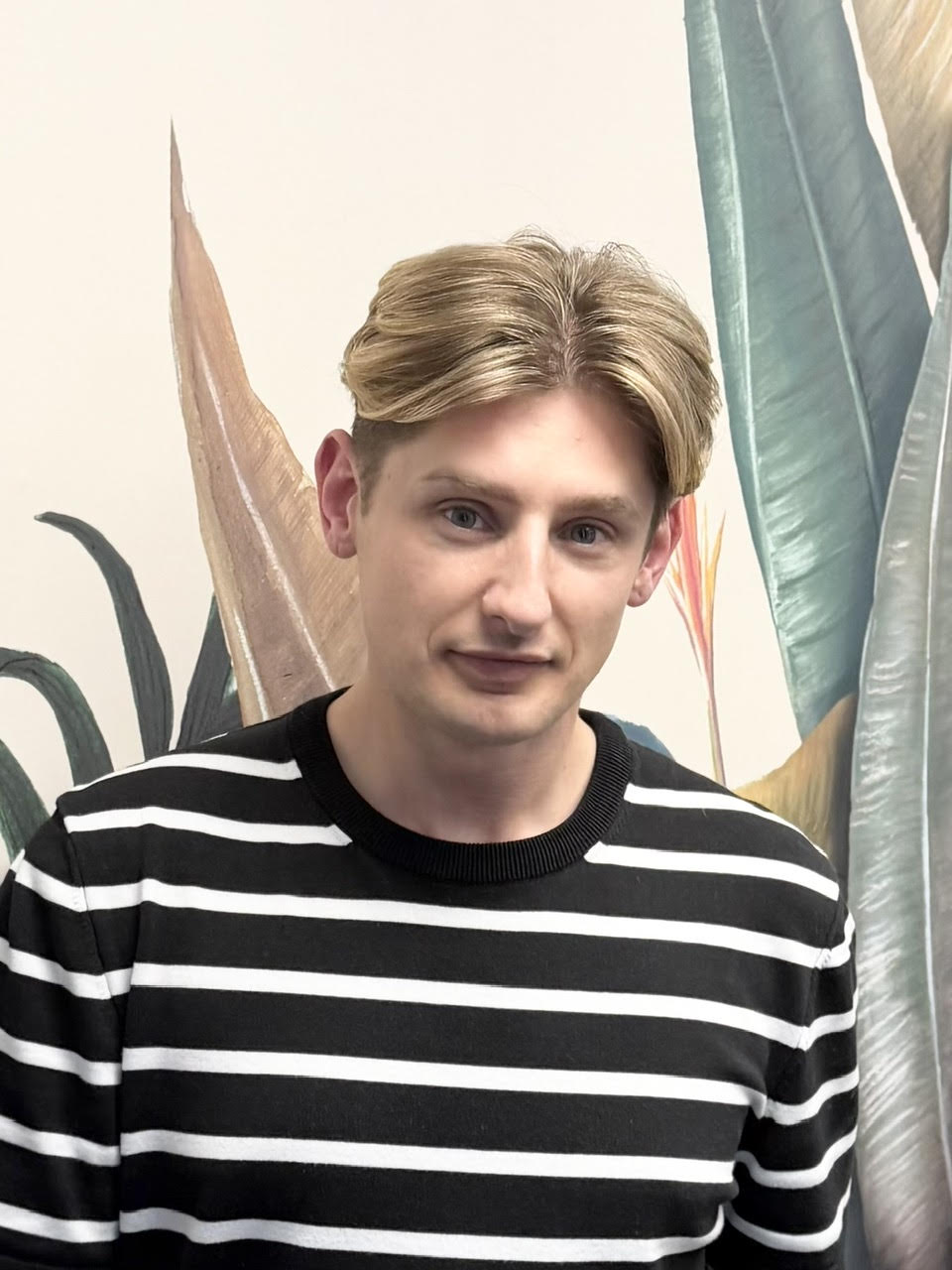 Picture of Conan in front of wall with foliage